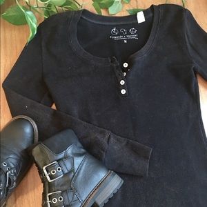 ⭐️Threads For Thought Tunic size M Black